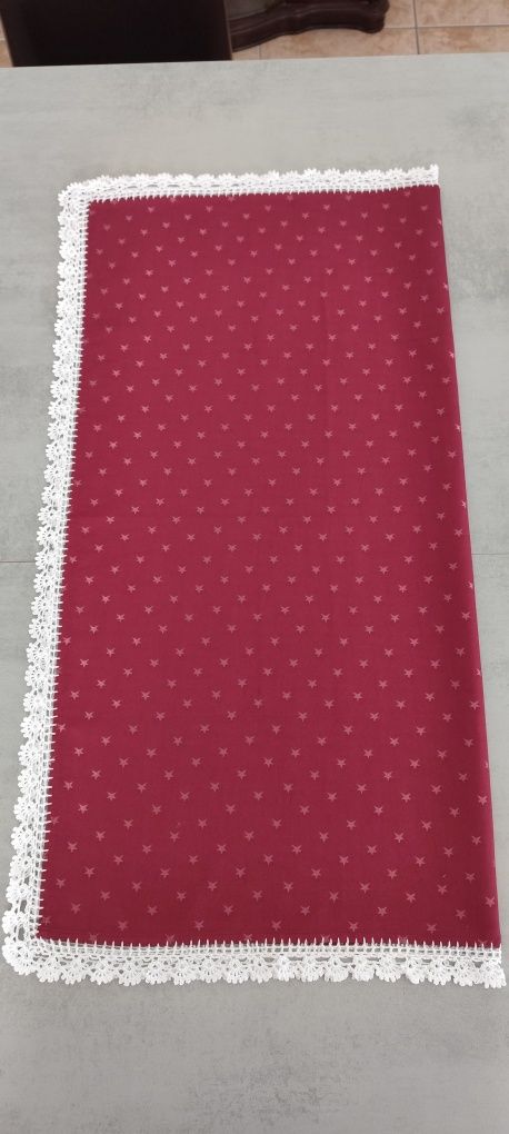 Toalha de Mesa com Bordas de Crochê Feitas à Mão