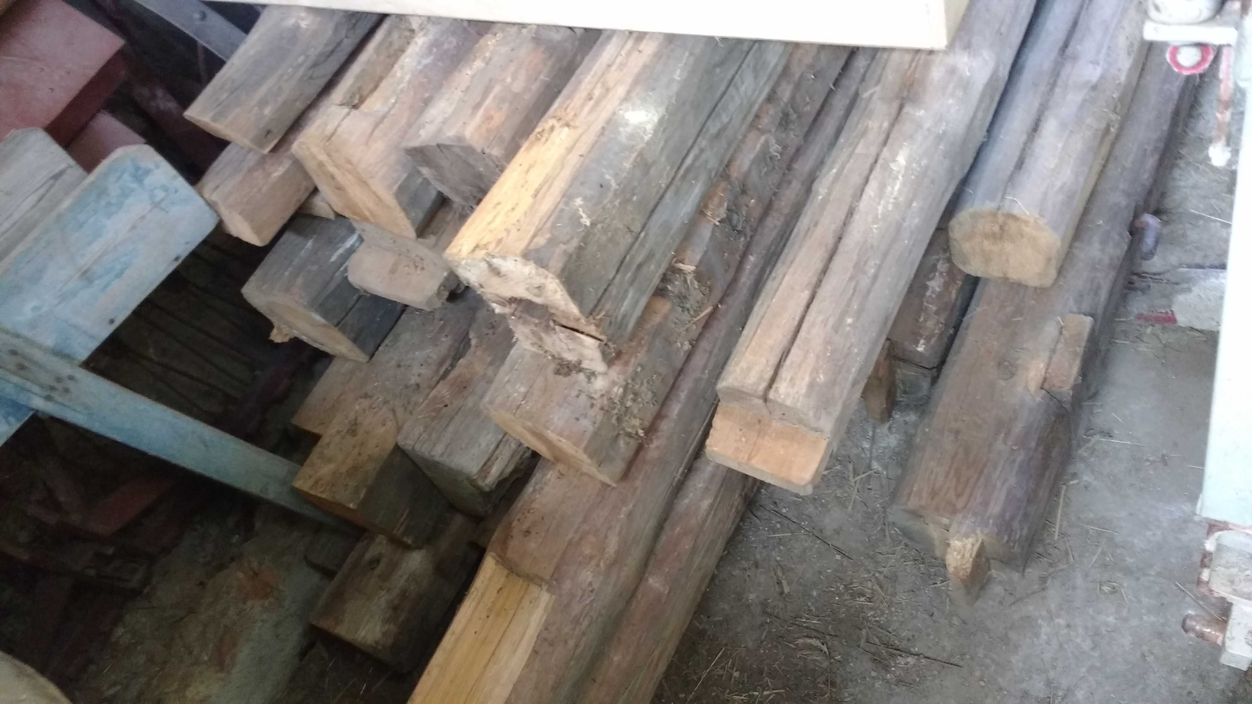 Stare zabytkowe belki ze 100-letniej stodoły. drewno / krokwy