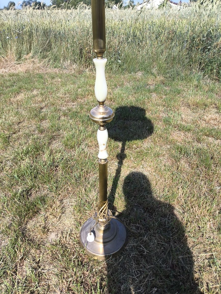 Lampa stojąca z kamieniem