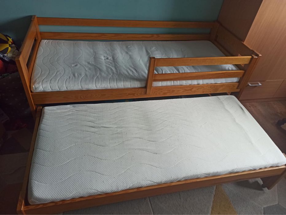 Dwuosobowe łóżko dziecięce z szufladamii na pościel