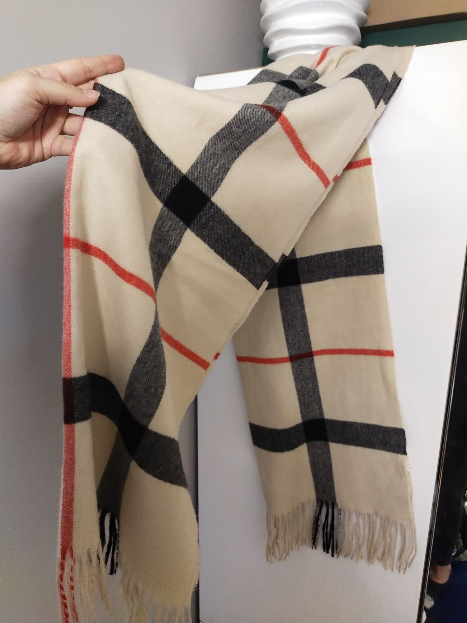 Długi kaszmirowy szal beżowy kratka jak burberry