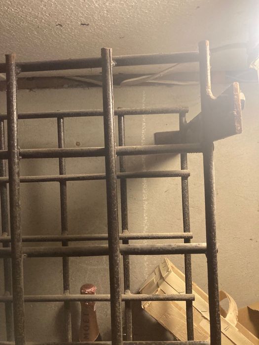 regał na wino metalowy piwniczny