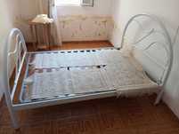 Cama em metal com estrado