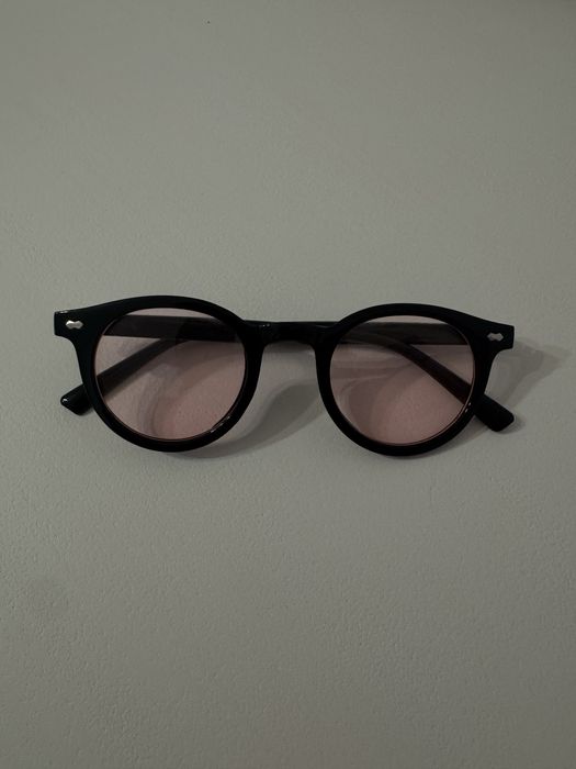 Óculos de sol pretos com lentes rosa