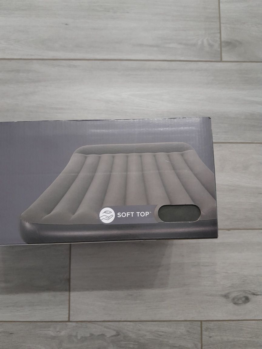 Materac Tritech typu Queen z wbudowaną pompą bateryjną