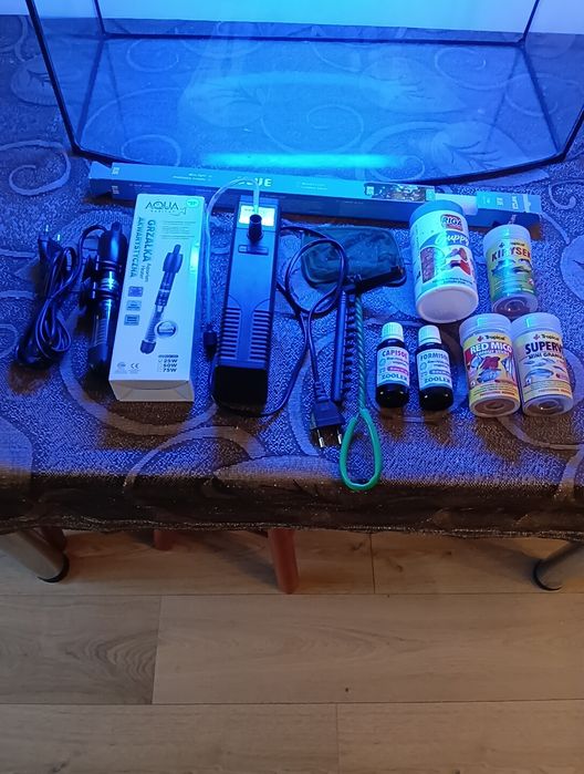 Sprzedam akwarium 60 l z oświetleniem z pełnym wyposażeniem