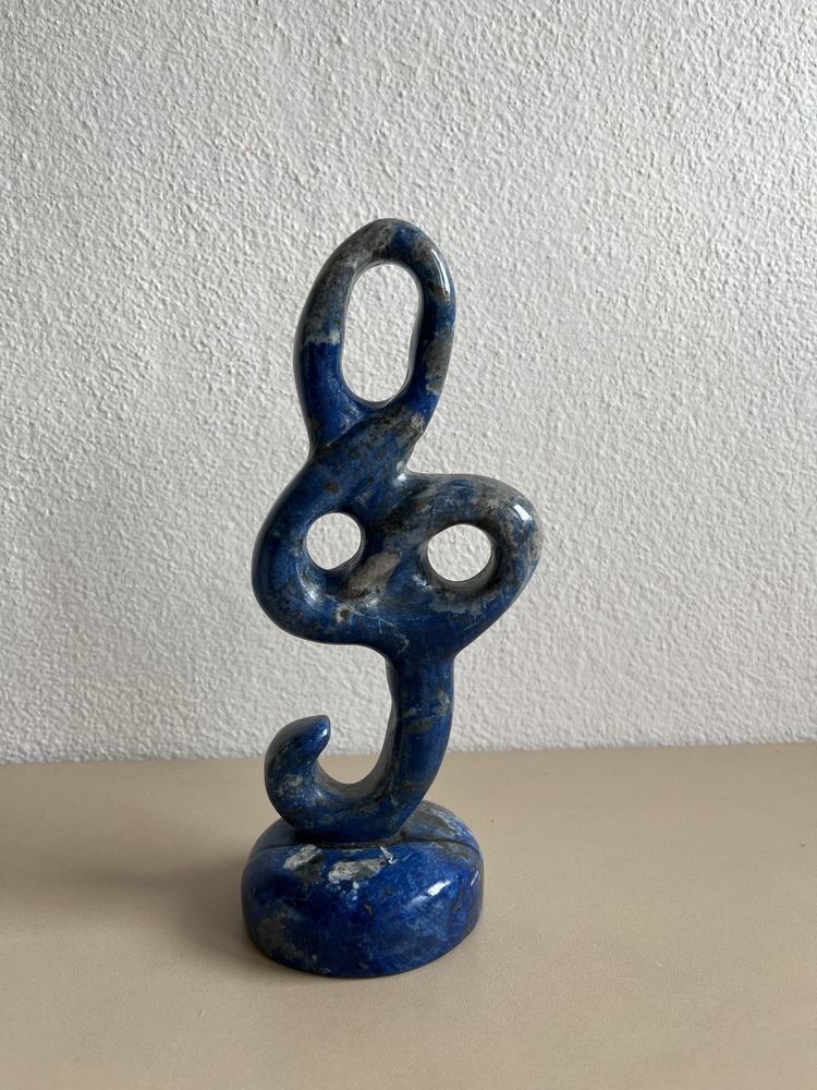 Figura w kształcie klucza wiolinowego z kamienia lapis lazuli