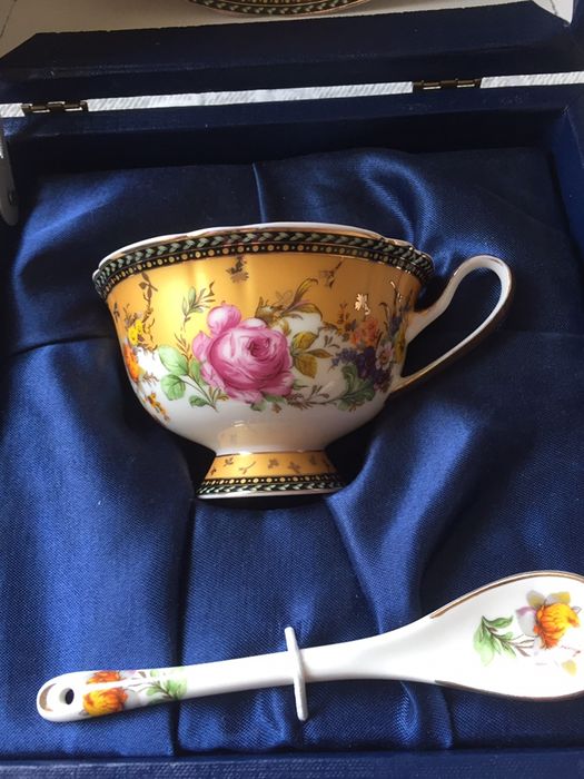 Conjunto de chávena de chá, pires e colher, decorados, na caixa