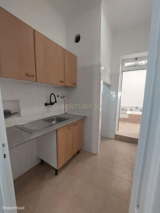 Arrendamento | T2 Bem Conservado | Campo de Ourique – R/C com Pequeno