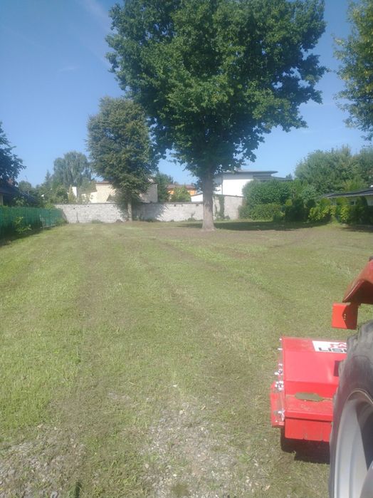 Koszenie trawy kosiarką bijakową mulczowanie koszenie nieużytków