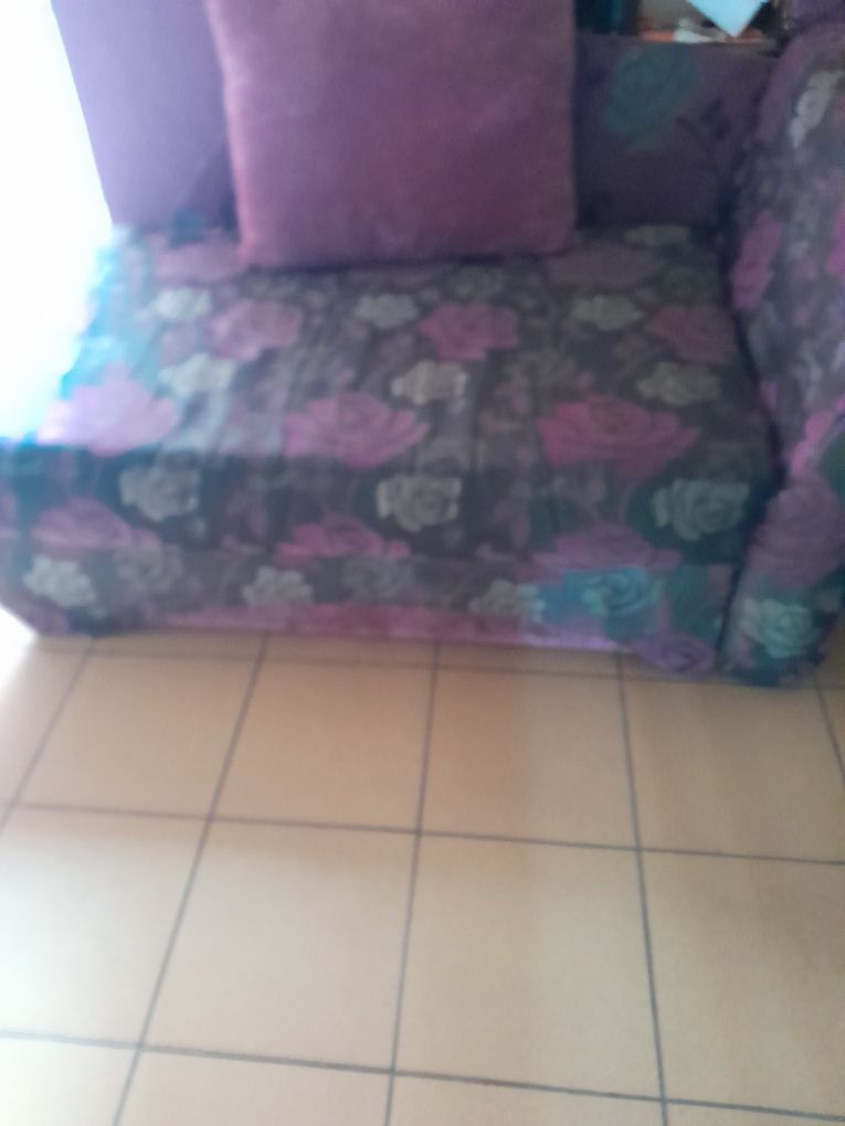 Sofa rozkładana z pojemnikiem