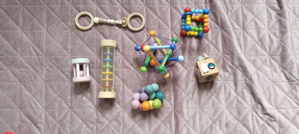 Zabawki drewniane montessori dla niemowląt