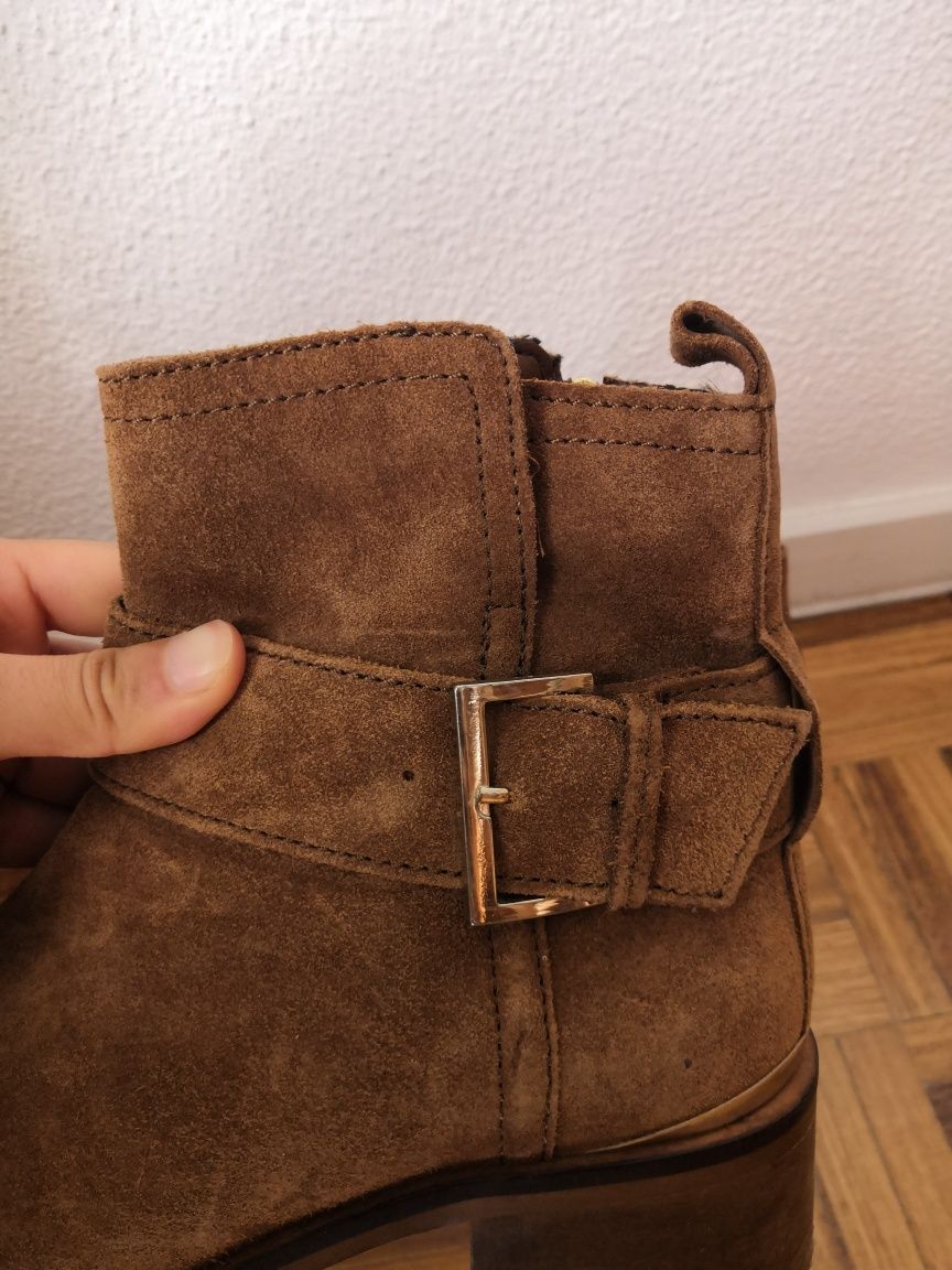 Botas castanhas com fivela dourada