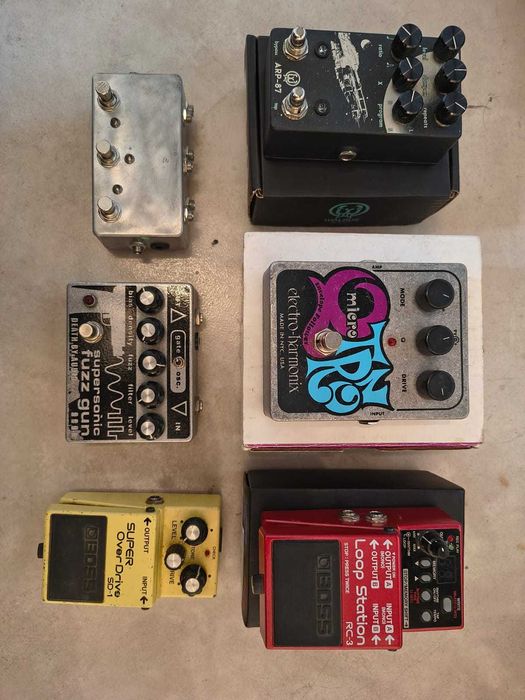 vários pedais e transformadores
