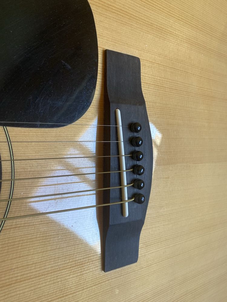 Guitarra acústica c/ suporte e capo da fender