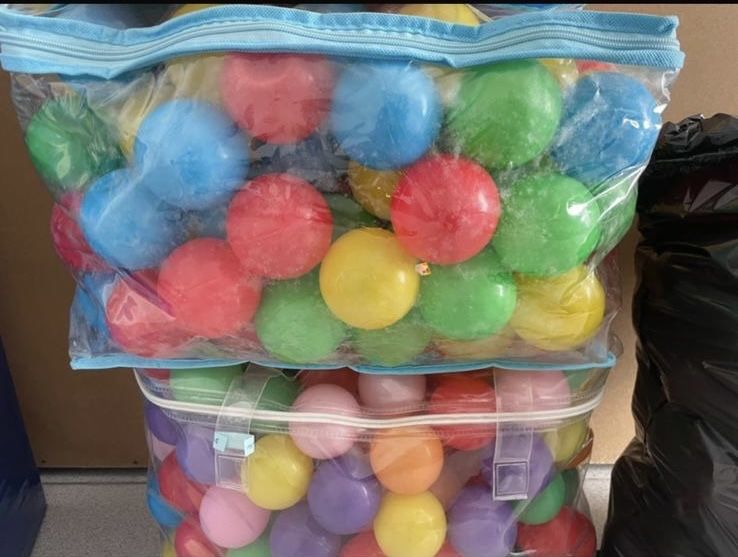 Varias bolas coridas para piscinas infantis