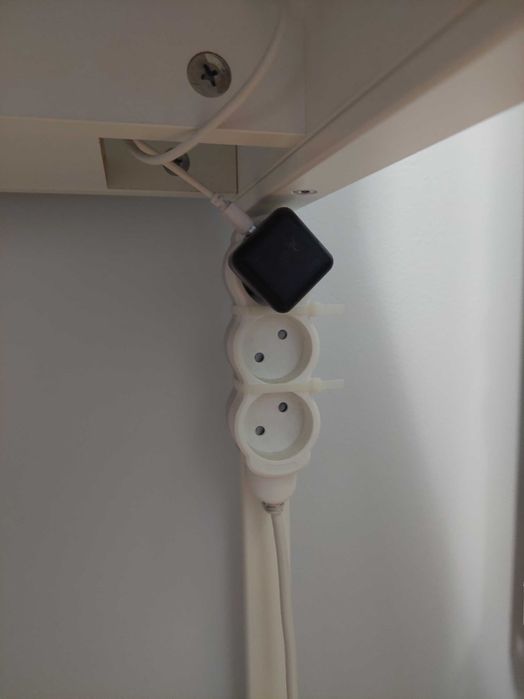 Biurko IKEA MICKE z nadstawką z tablicą magnetyczną i lampą led