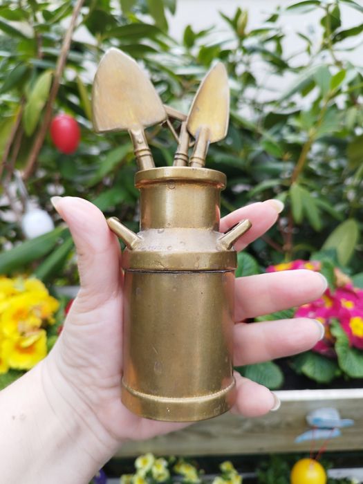 бидон бронза  с садовыми принадлежностями