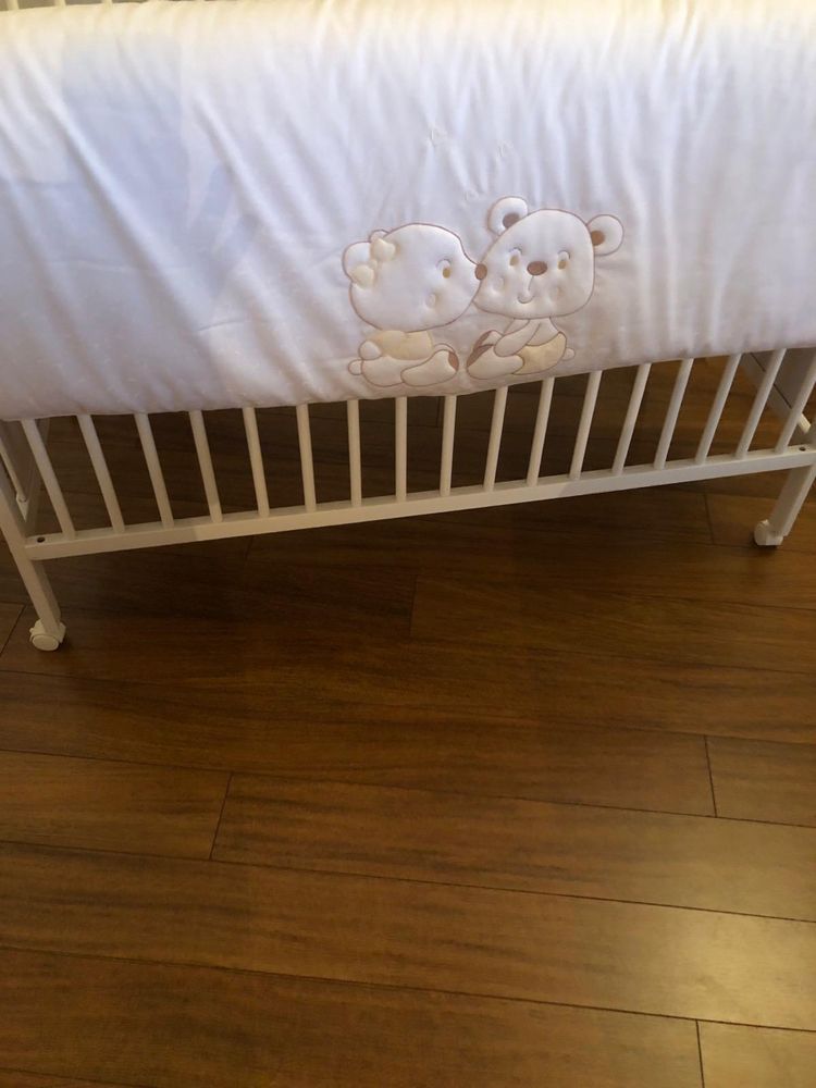 Cama de grades com colchão viscoelástico