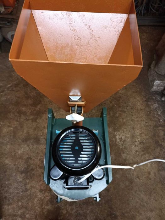 Зерноподрібнювач, млин, дку.