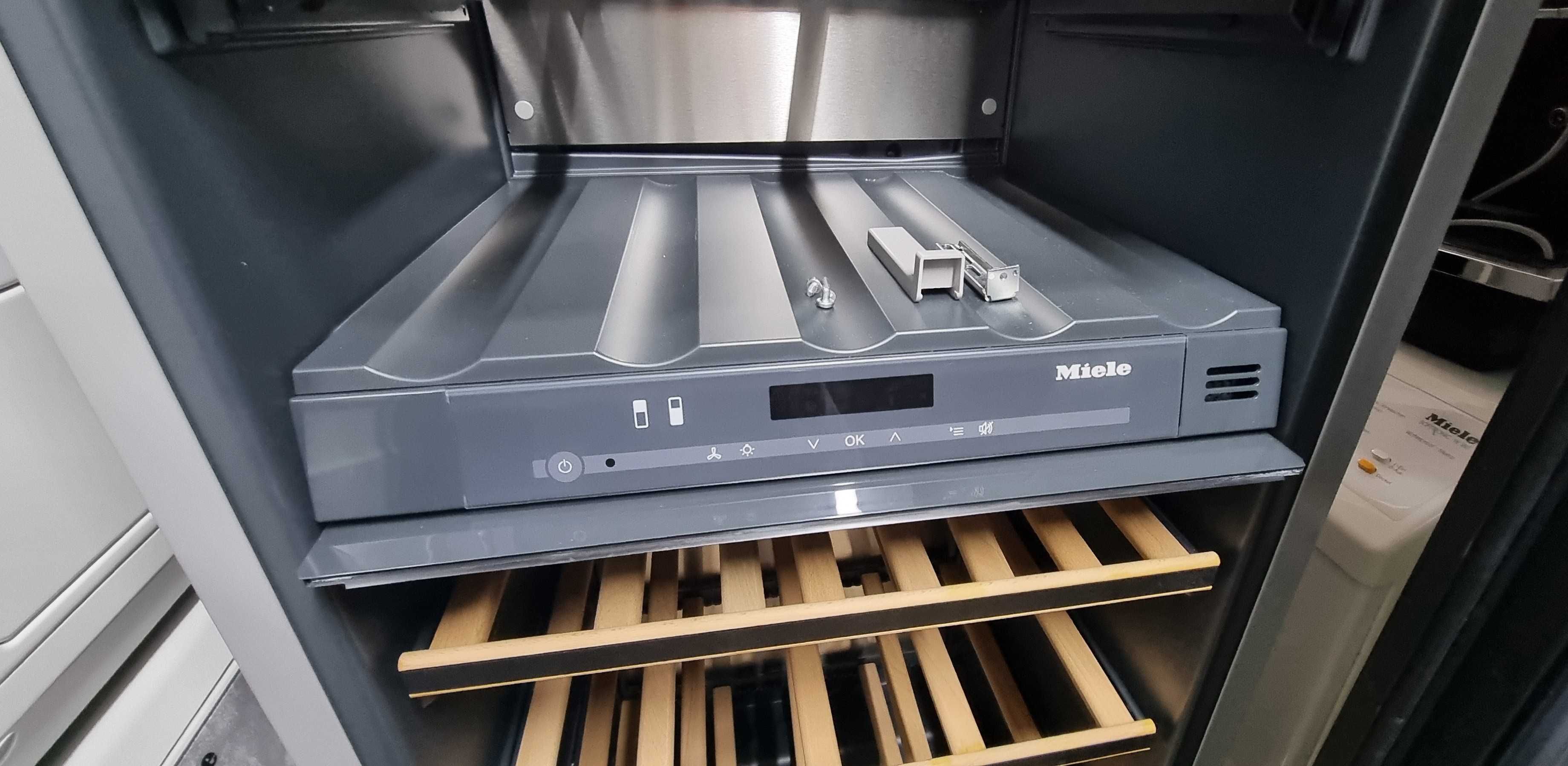 Do zabudowy winiarka Miele KWT 6722 iG S. FlexiFrame 177cm