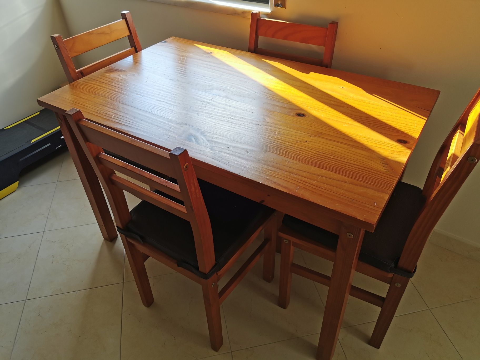 Mesa de jantar com 4 cadeiras