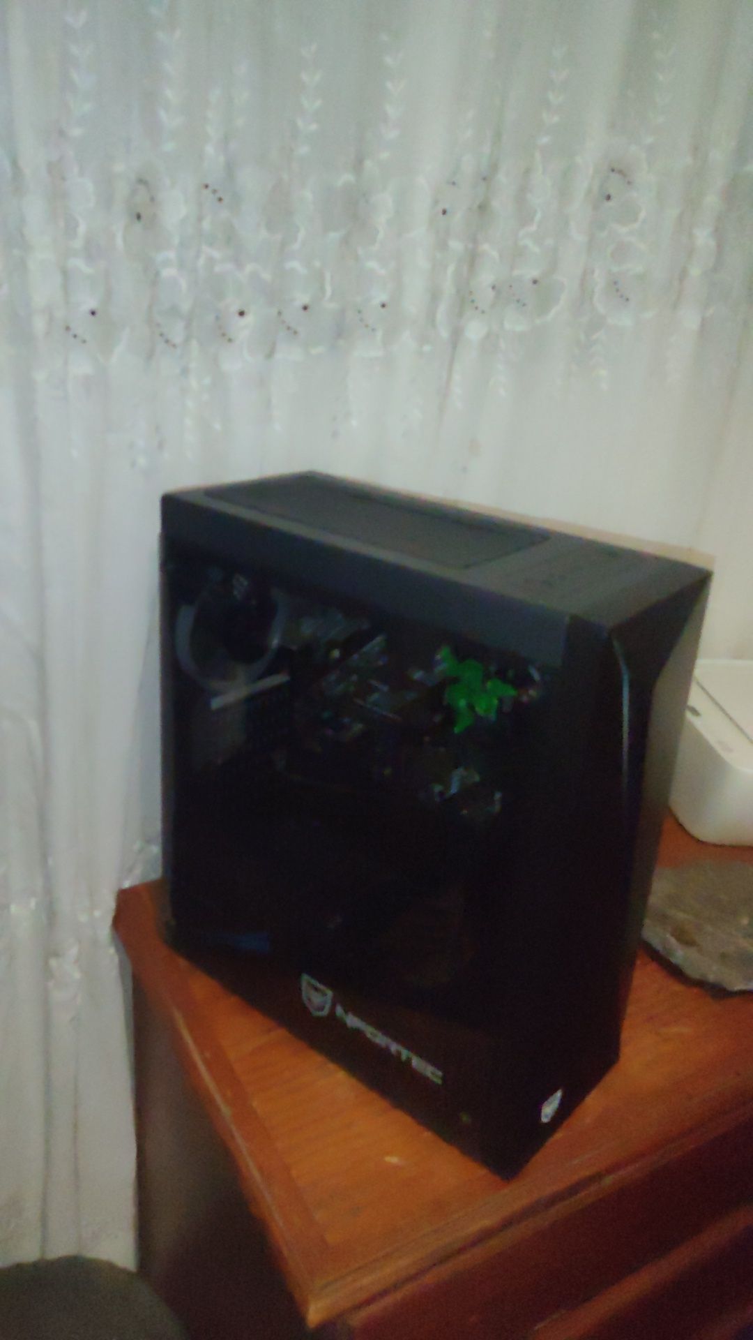 Vendo torre de computador as peças.