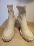 Botas beje de senhora