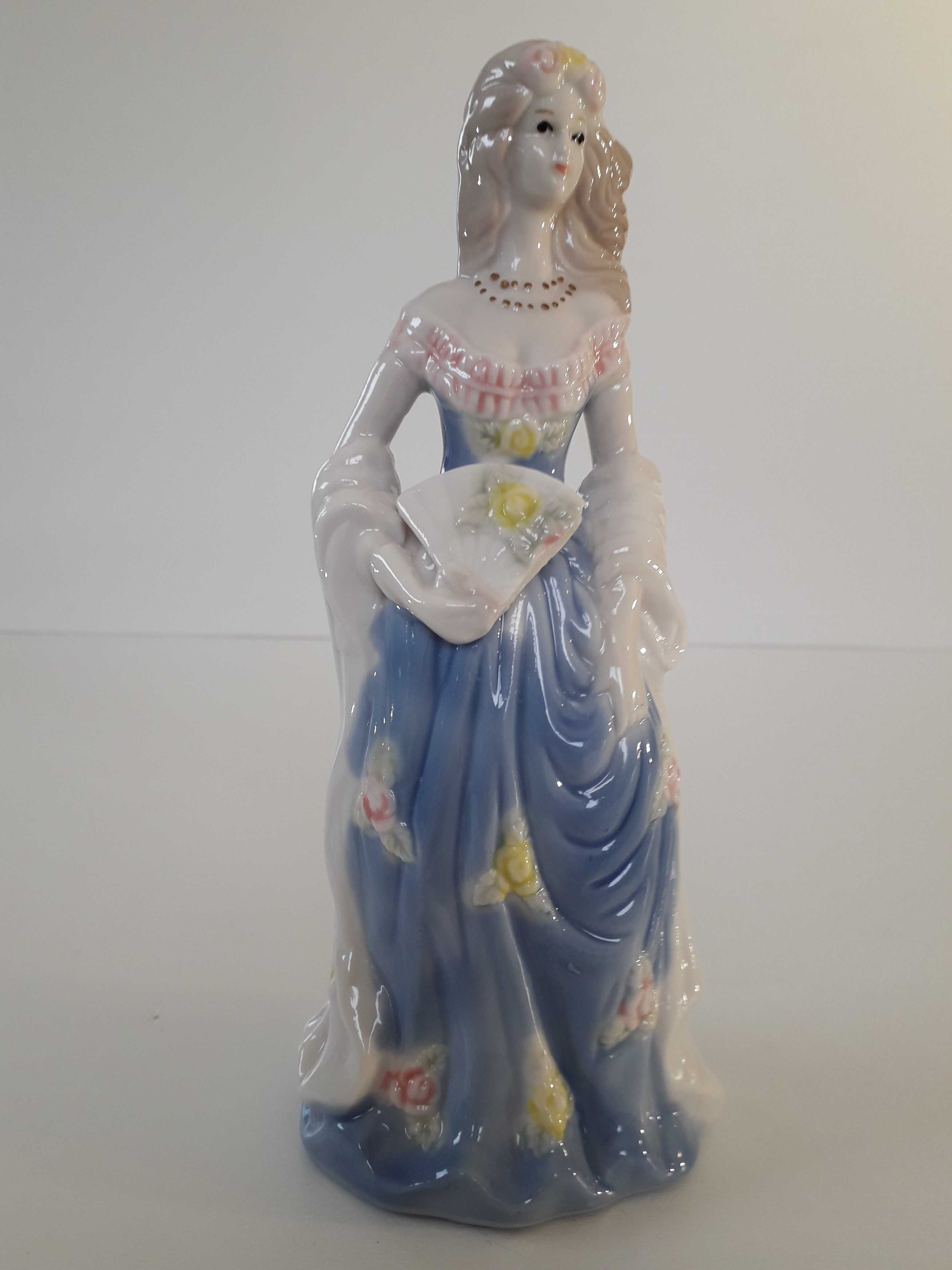 Figurka z porcelany dama ( odłamany kawałek wachlarza) L 313