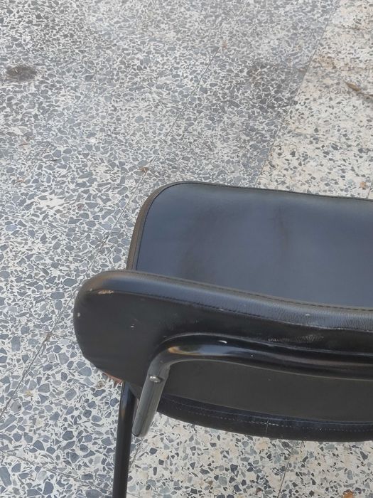 Cadeira em pele preta