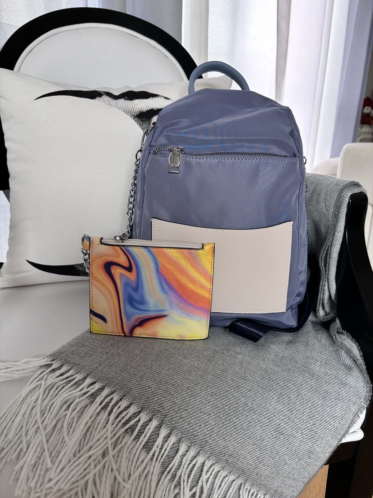 Mochila nova azul com etiqueta.