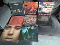 Vários discos de vinil de metal e Hard Rock