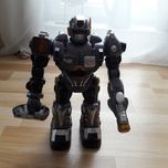 Chodzący robot z dźwiękami