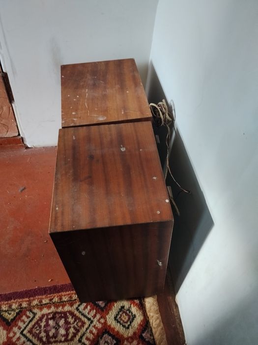 Старі колонки, дерево