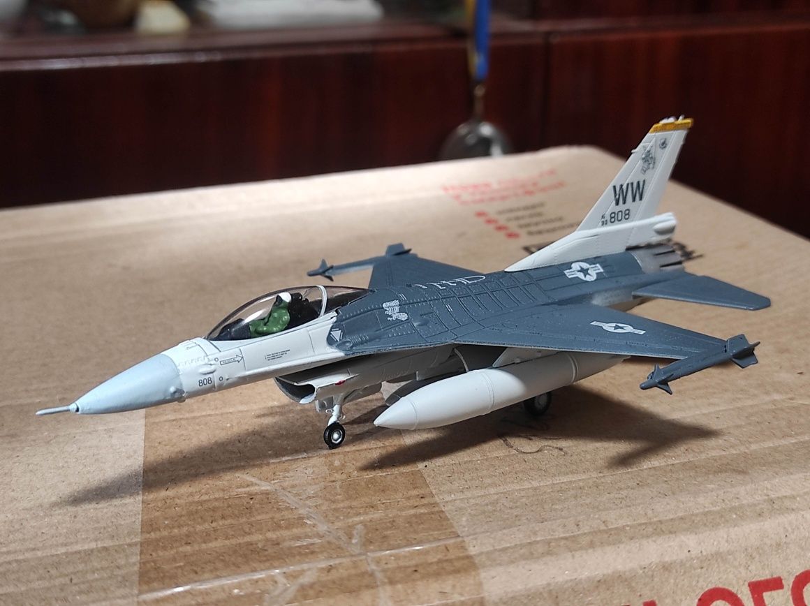 F 16 Falcon, Ф 16, модель самолёта, 1/100, НОВЫЙ