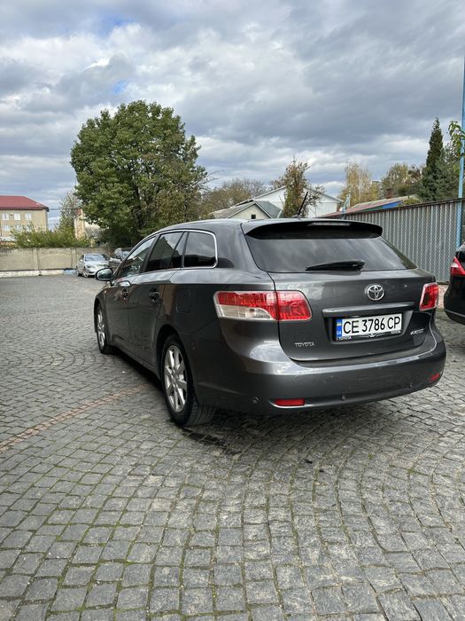 Toyota Avensis 2011 рік