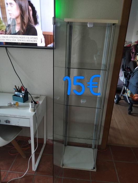 Vitrine branca com luzes