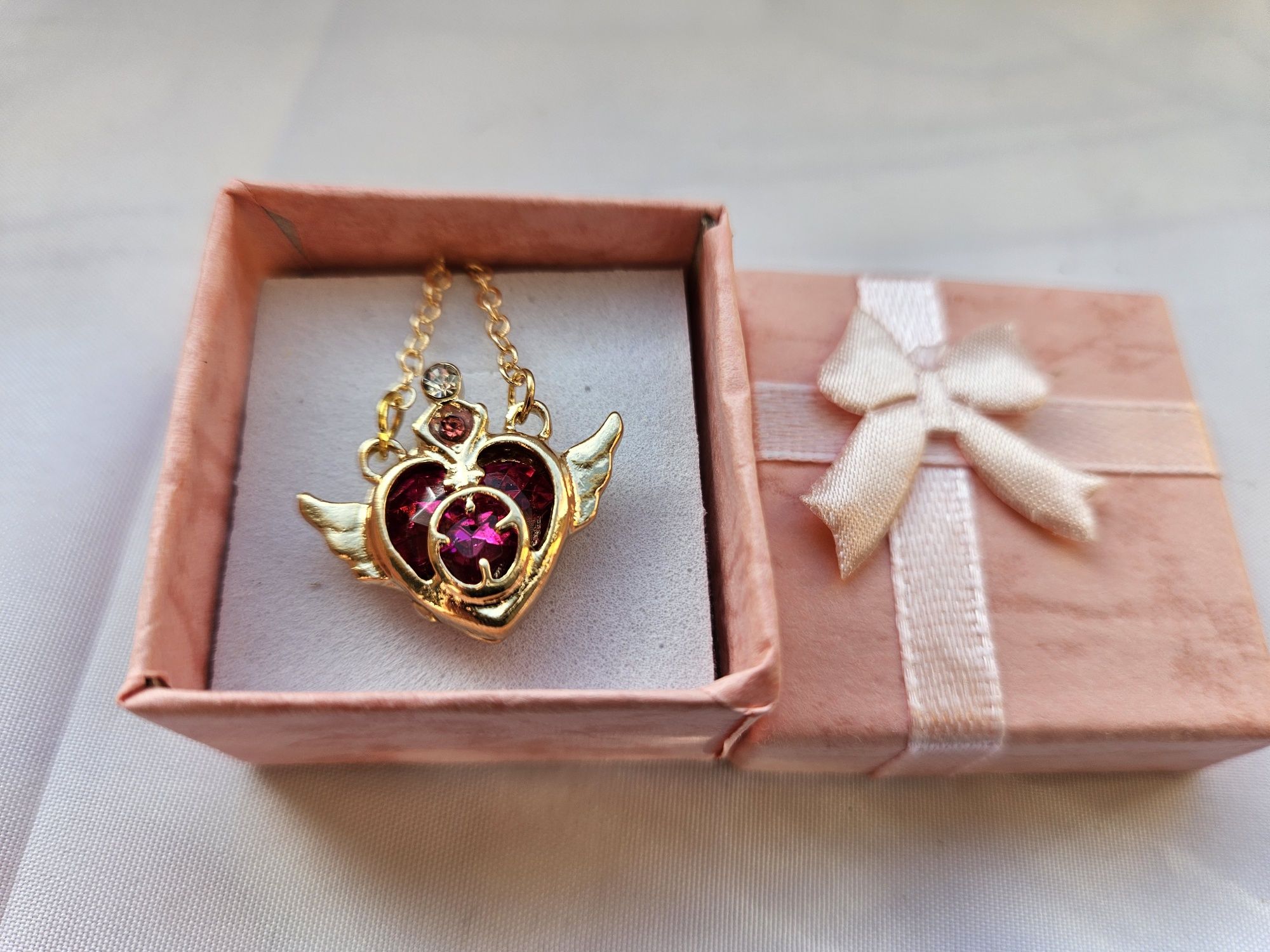 Sailor moon - colar dourado c/ coração - oferta caixa rosa