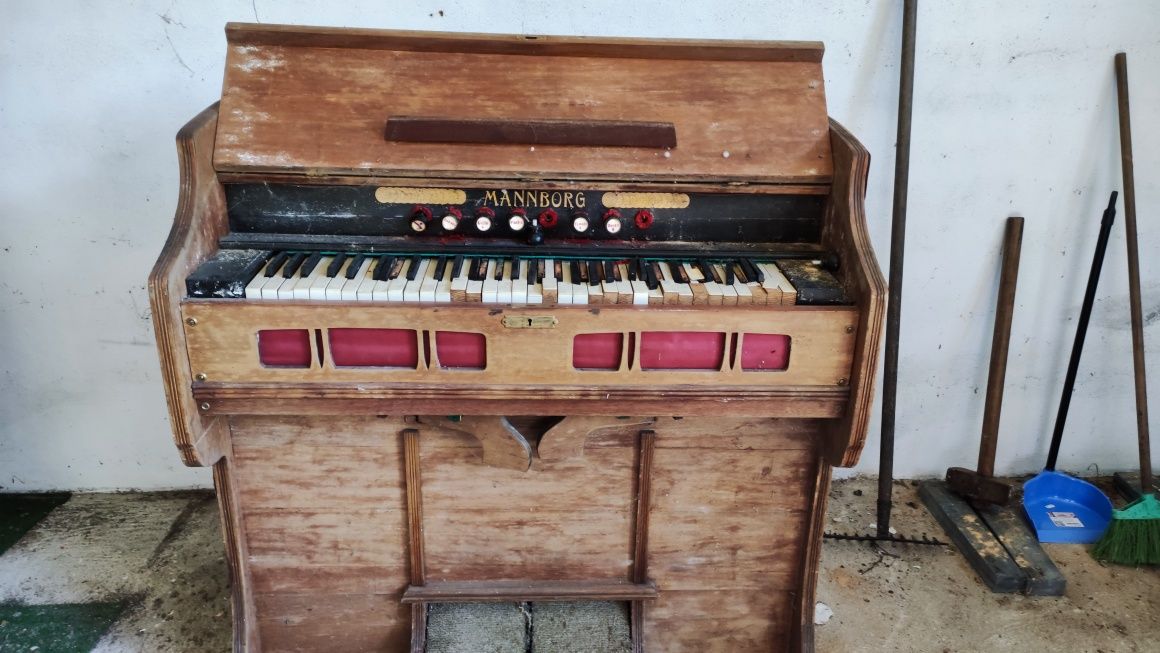 Piano MANNBORG  ( para restaurar)