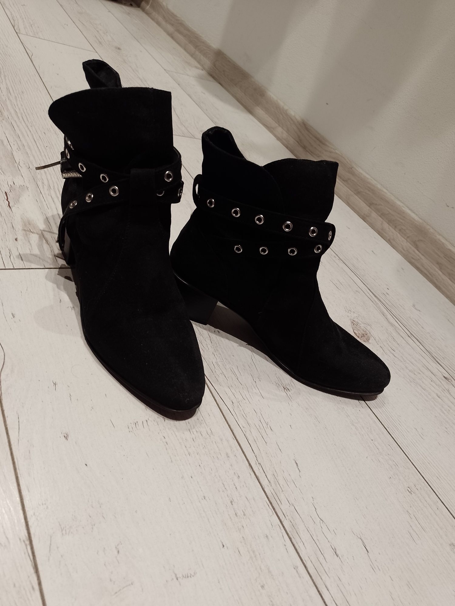Botki Mohito zamsz czarny klamra wiosna 2025 stylowe modne 24,5