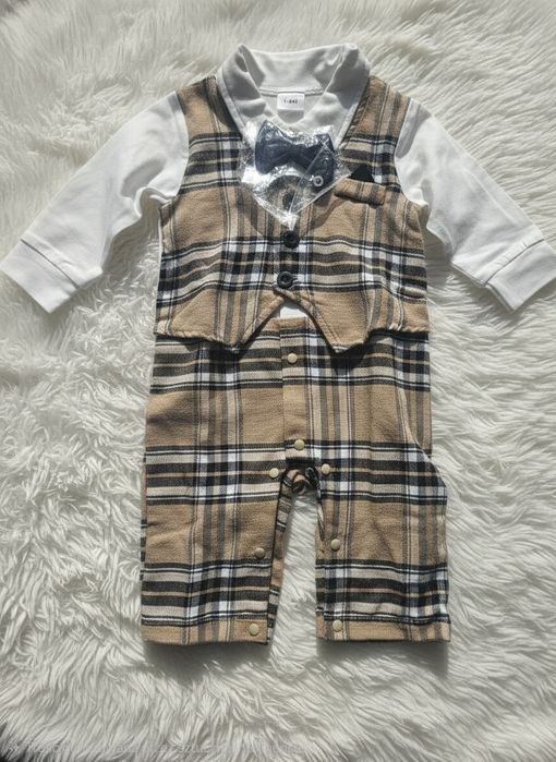 Kombinezon niemowlęcy w kratkę z muchą