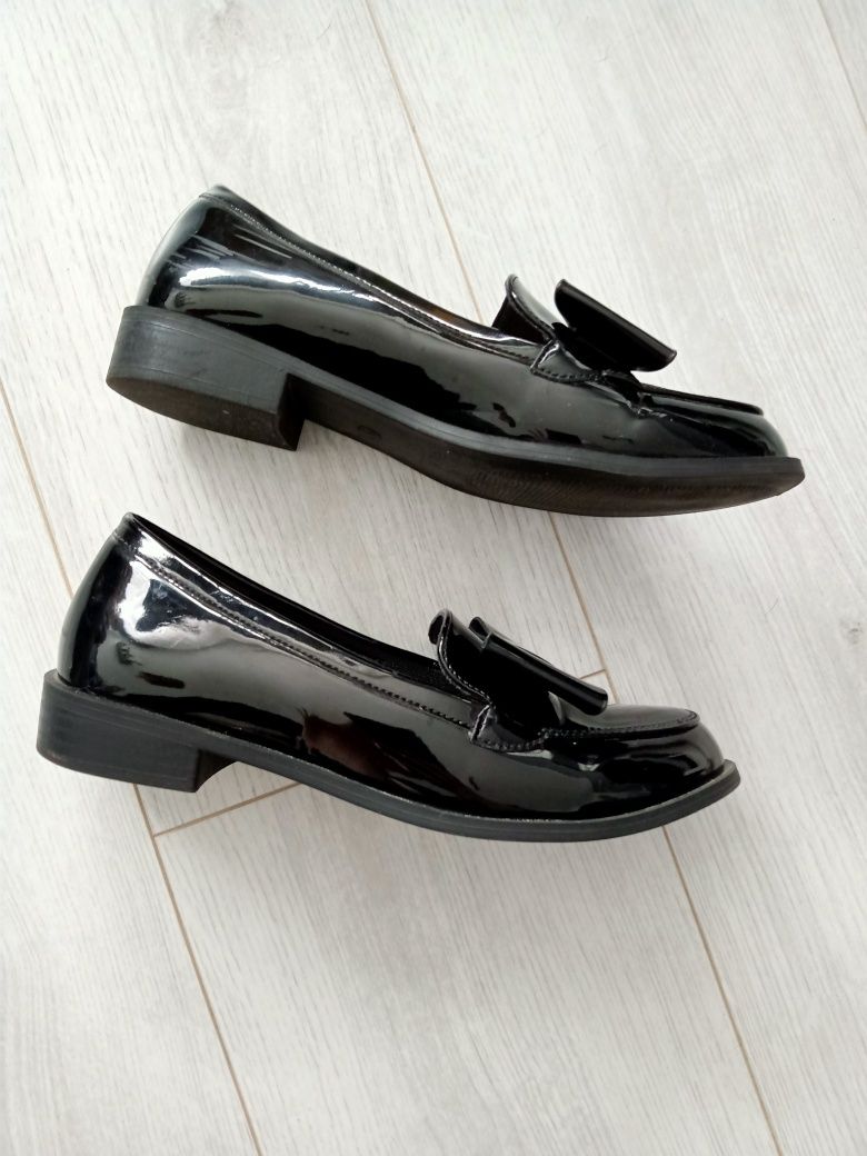 Czarne lakierowane loafersy mokasyny z kokardą