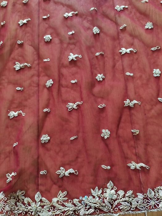 Bordowy szal z woalu do sukni wieczorowej zdobiony  bardzo długi