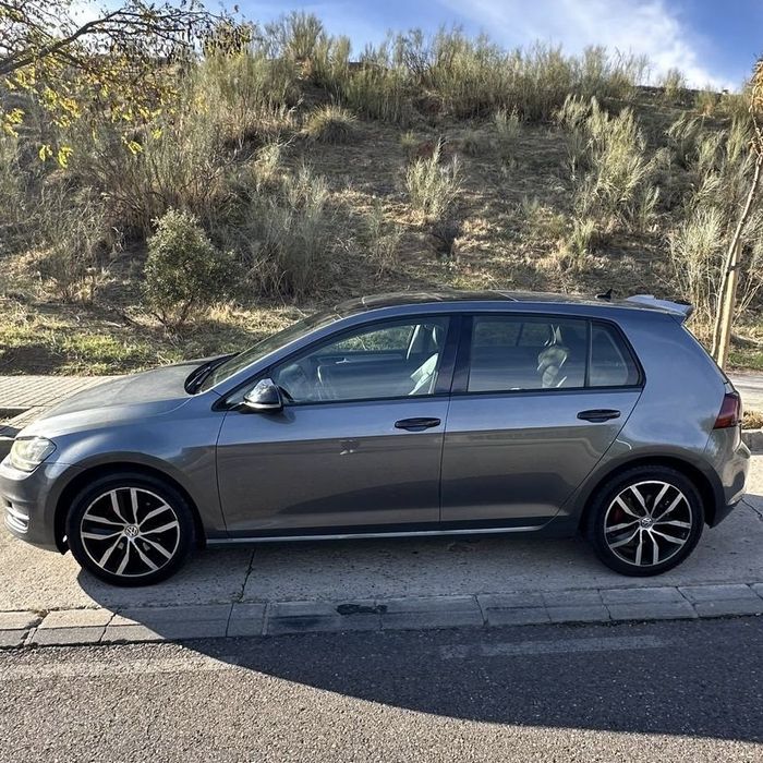 Volkswagen Golf 2015 року випуску (Америка) колір сірий.