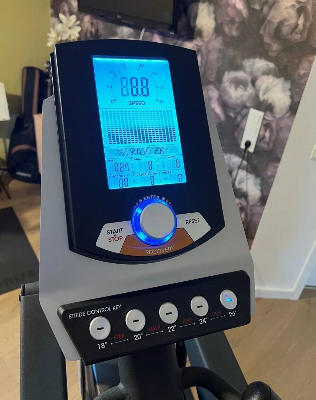 Pionowy orbitrek Cardiostrong ex90,  regulowany krok