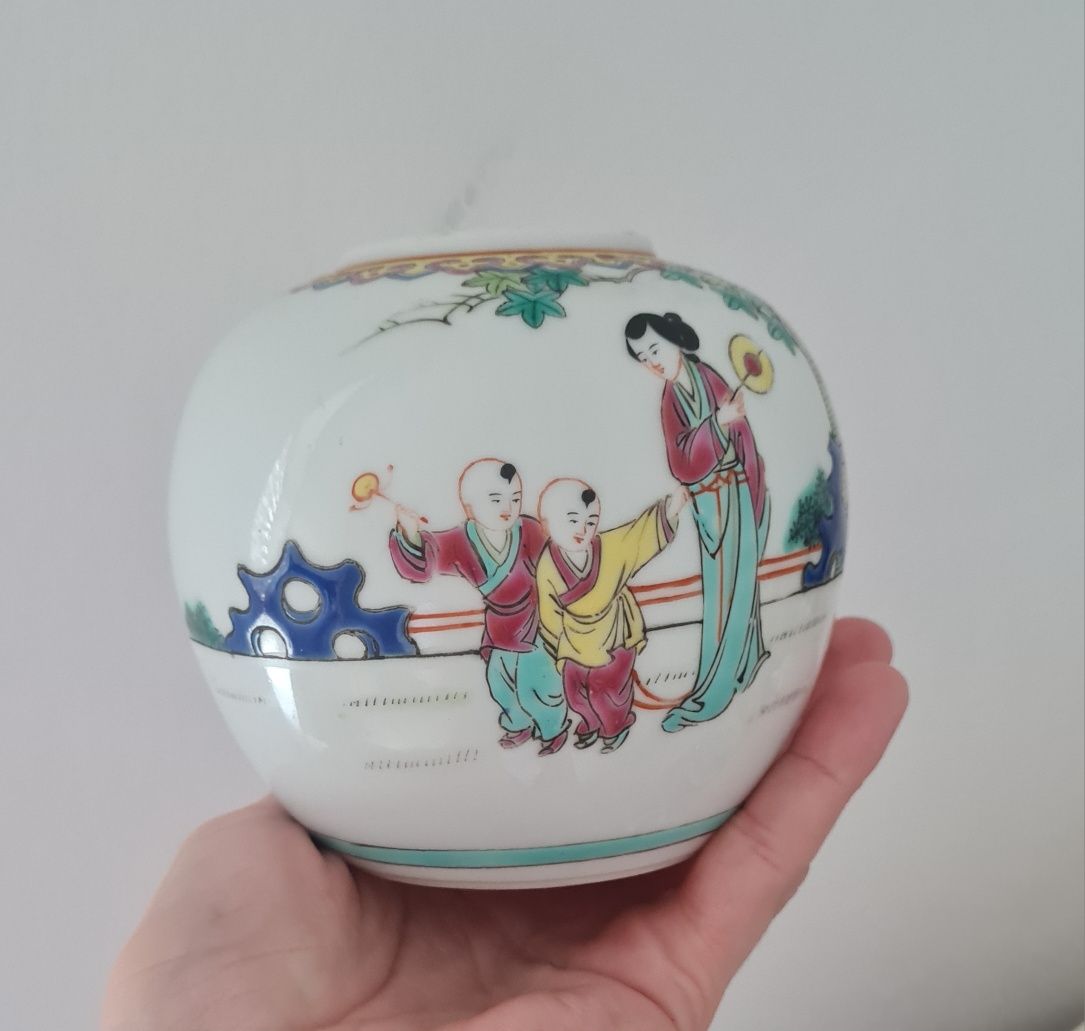 Stary flakon z chińskiej porcelnay