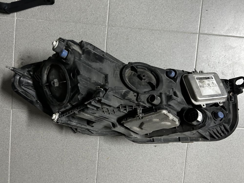 Faróis Xenon Jaguar XE X760 (suportes danificado)