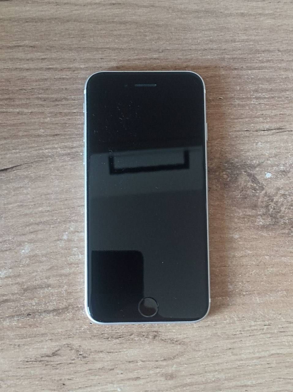 iPhone SE w kolorze białym, 64GB