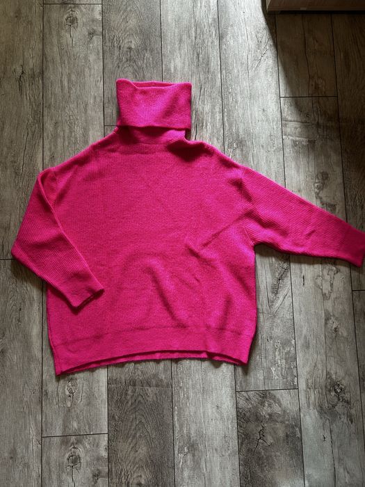 Różowy ciepły sweter oversize z golfem