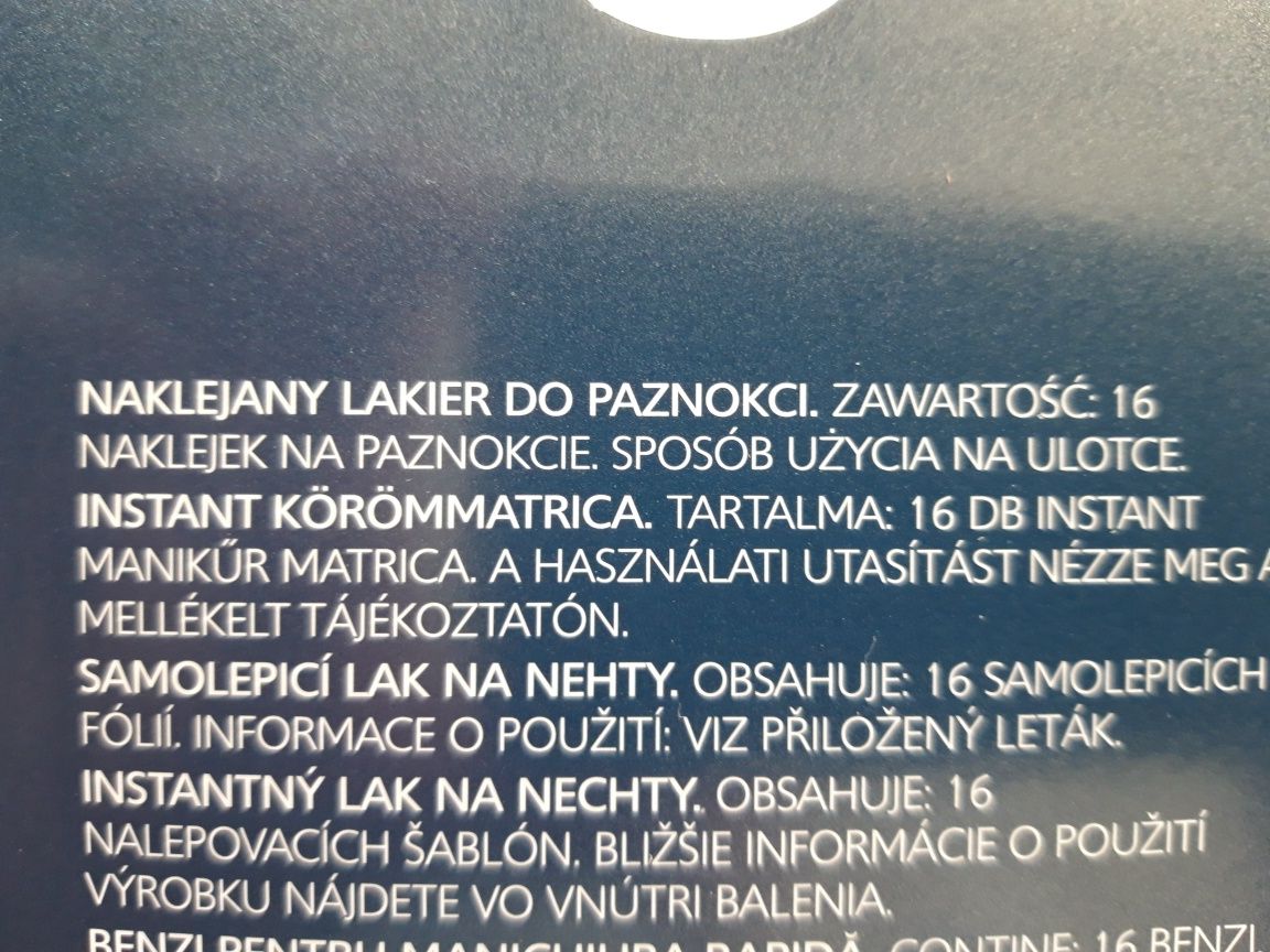 Naklejany lakier na paznokcie